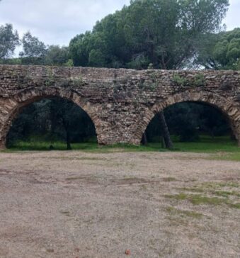 Fréjus, de très loin une ville irriguée.